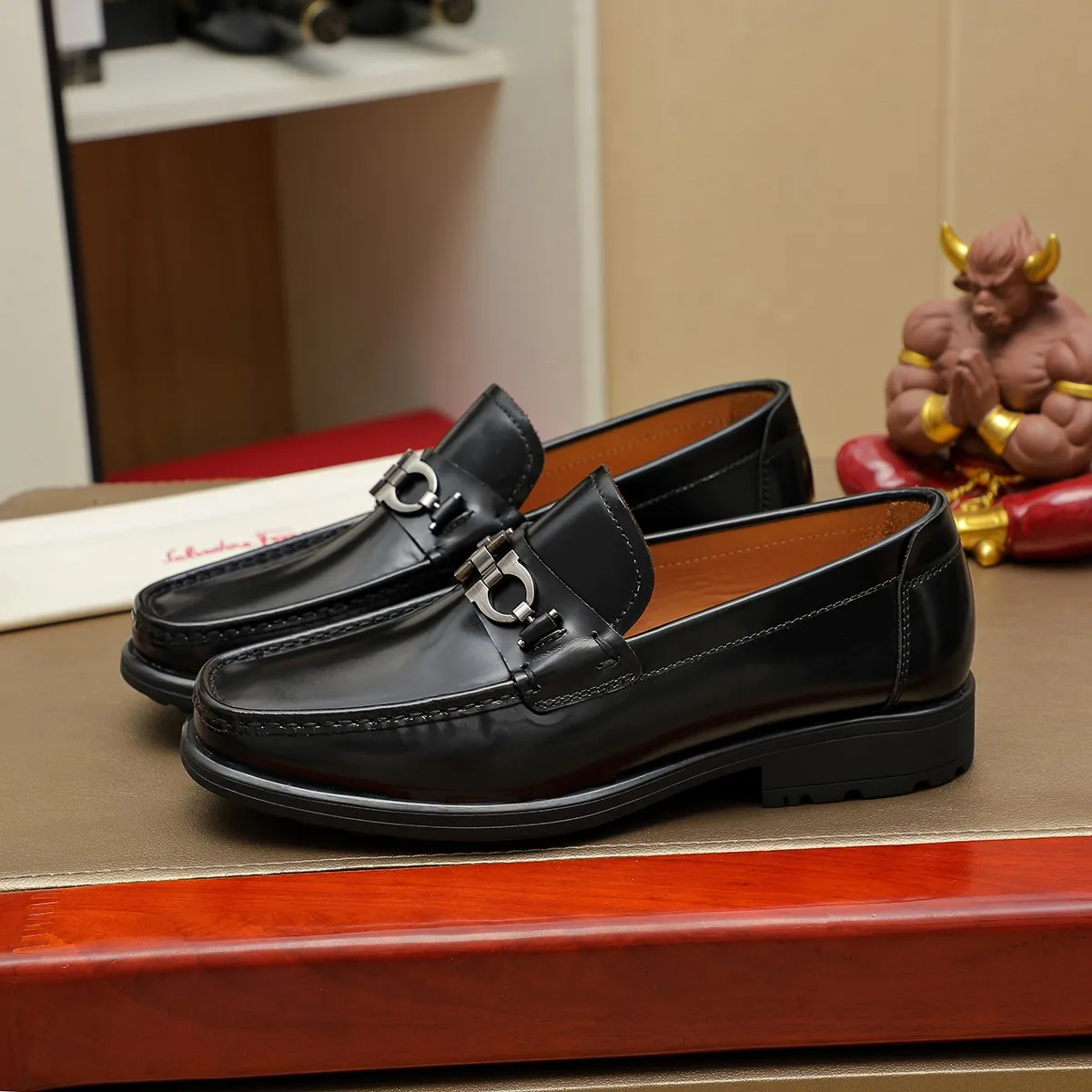 Men's shoes 250 Ferragamo [Ferragamo] top imported suit men's shoes 💯Original copy of the official website, product materials: selected imported embossed calfskin + luxury hardware buckle accessories ~ imported water-dyed cow 🐂 leather lining. Strong three-dimensional visual effect, original combination outsole, multiple colors available😘 Size: 39-44 (38.45.46. Customized)